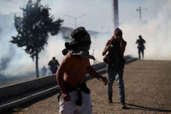 Американские пограничники применили слезоточивый газ на границе с Мексикой