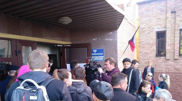 В ДНР стартовала паспортизация: десятки людей ждали открытия Миграционной службы