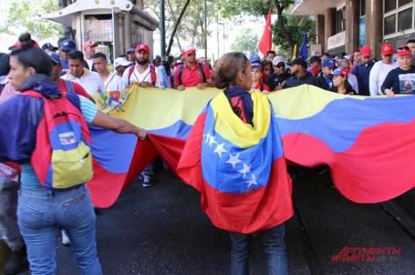 СМИ: в столице Венесуэлы начались столкновения военных с оппозицией