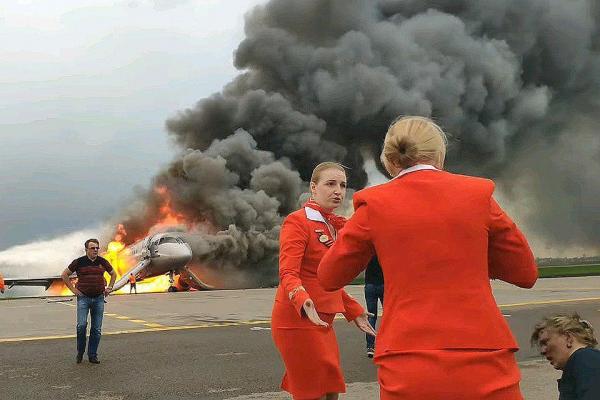 "Он горел, как пластиковый стаканчик": последний спасшийся из самолета в Шереметьево пассажир рассказал, как выбирался из огня