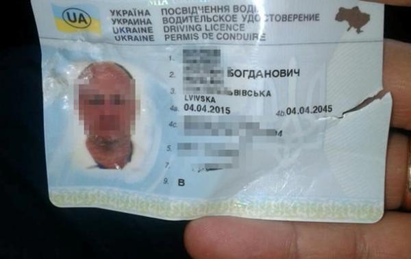 Украинский водитель пытался съесть свои права и покусал полицейского