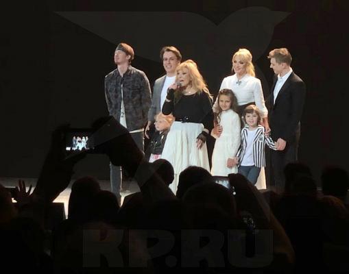 «Растрогала до слез»: Пугачева впервые вывела на сцену своих 5-летних двойняшек