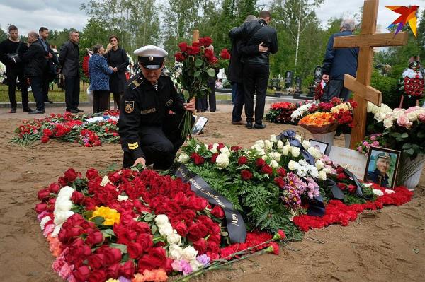 «Они не допустили катастрофы планетарного масштаба»: В Петербурге простились с погибшими на подлодке АС-31 моряками