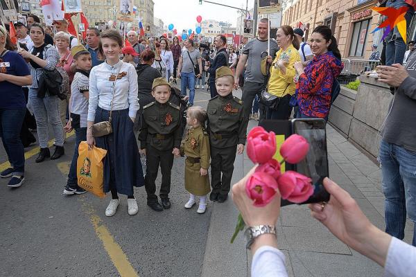 "Эти парады и шествия не для того, чтобы побряцать оружием. Это в честь победителей": Путин вновь прошел в колонне Бессмертного полка