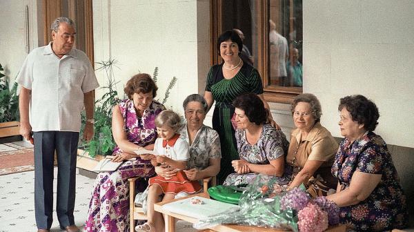 Галина Брежнева сидела на работе со стаканом коньяка. А начальство перед нею расшаркивалось