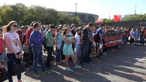 День солидарности в борьбе с терроризмом и экстремизмом в Донецке 2018: В парке Ленинского Комсомола собралась молодежь