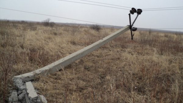 В Свердловске, Первомайске (посёлок Молодёжное) и Краснодонском районе республики ветер повредил опоры ЛЭП