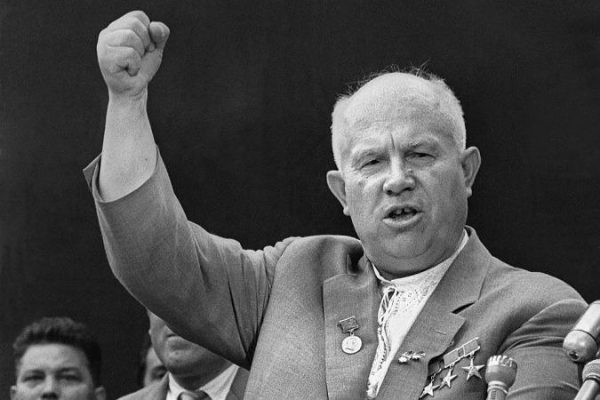 Что дал стране Хрущев: свободу, космос и «хрущевки» или голод, кукурузу и расстрелы?