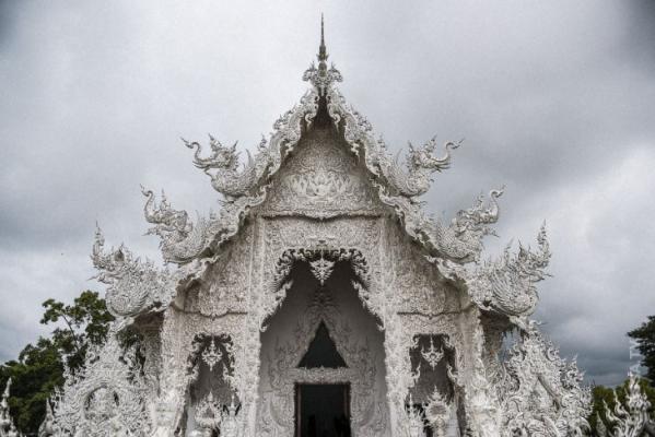 Символ Ада и Рая - необычный храм в Тайланде