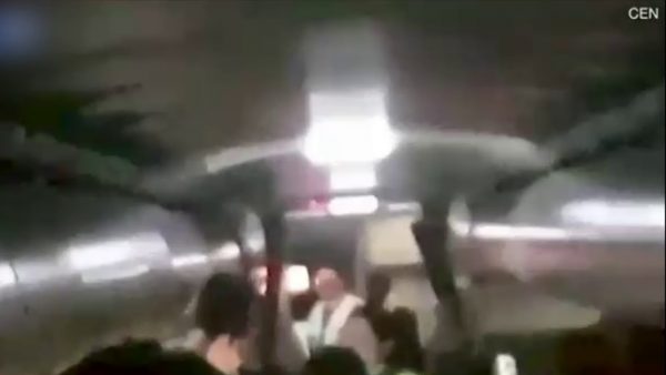 Пассажир захотел проветрить самолет в полете — видео