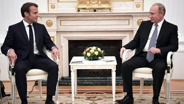 Президент РФ Владимир Путин и президент Франции Эммануэль Макрон во время встречи. Архивное фото