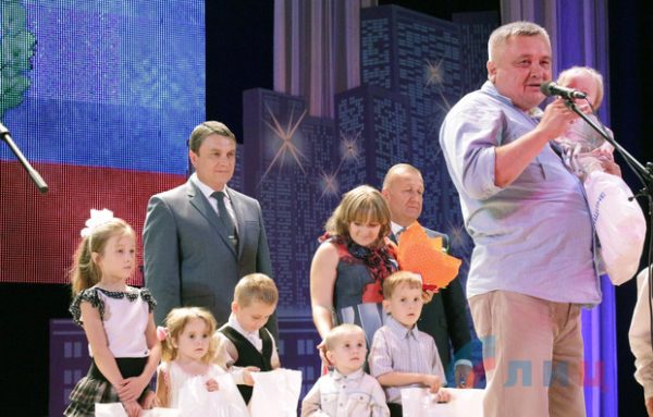 Многодетные семьи Луганска ко Дню города получили ключи от квартир и машины (ФОТО)