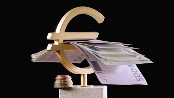 Монеты и банкноты Евро. Архивное фото