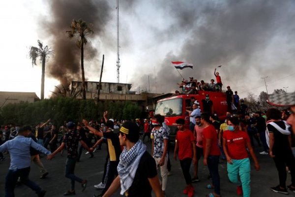 В иракской Басре объявлен режим ЧП из-за массовых протестов – СМИ