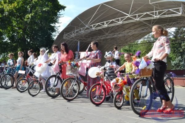 Участницы шоу «Леди на велосипеде» удивляли луганчан