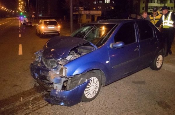 В Киеве пьяная женщина врезалась на автомобиле в церковь