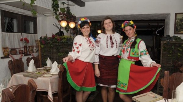 украинцы за границей в ресторане