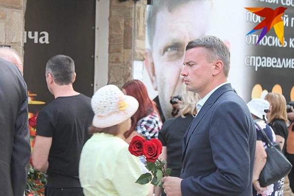 «Если бы мы знали – уберегли бы его от смерти» Больше тысячи дончан собрались на месте гибели Захарченко