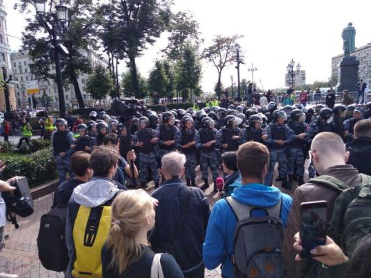 Более 300 задержанных: в Москве проходит очередная акция протеста