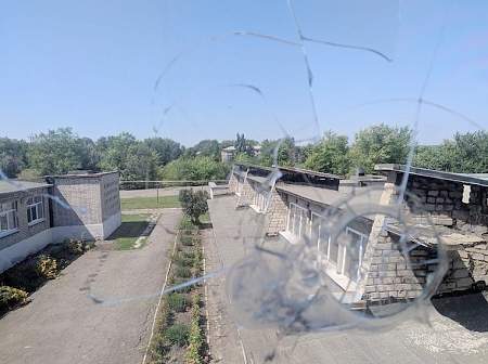 Военные преступники из Украины обстреляли Золотое-5, повреждена школа