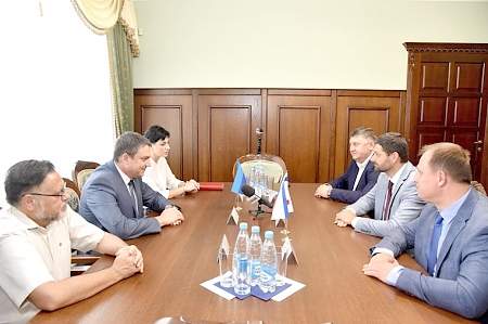 Глава ЛНР Леонид Пасечник встретился с прибывшими в Луганск депутатами Государственной думы России.