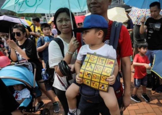 США подстрекают молодежь Гонконга к протестам, а Пекин к введению туда армейских частей