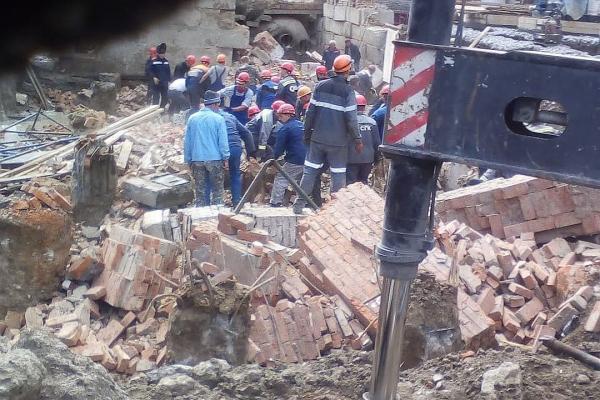 12 человек оказались под рухнувшей кирпичной стеной в Новосибирске