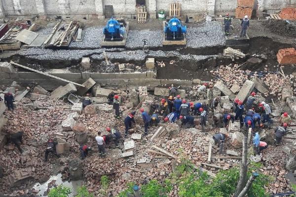 12 человек оказались под рухнувшей кирпичной стеной в Новосибирске