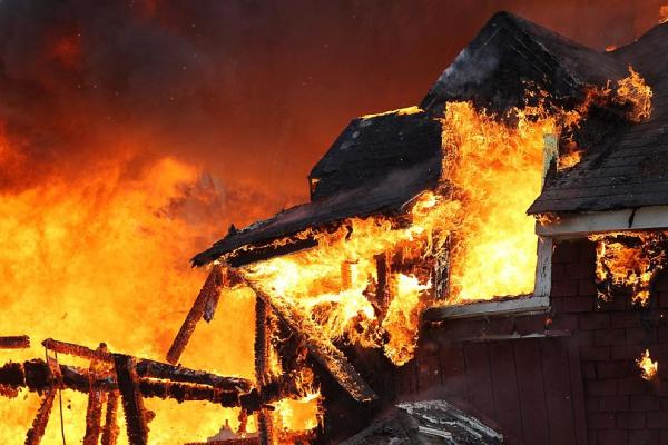 В последствии обстрела карателями ВСУ горит дом в Зайцево