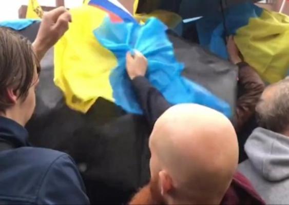 На митинге российской оппозиции участники отобрали у провокаторов украинские флаги
