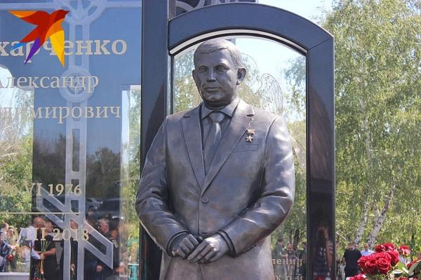 «Он не боялся смерти. Ему было с чем прийти к Богу» В Донецке почтили память Александра Захарченко у его могилы