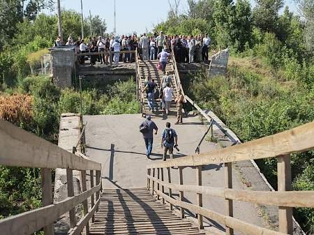 Рабочие бригады ЛНР начали устанавливать строительные леса на мосту у Станицы Луганской