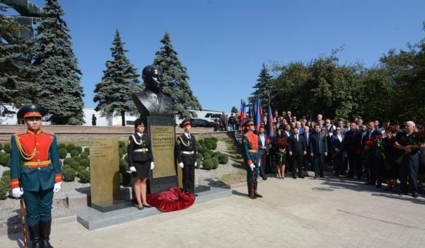 Годовщина гибели Захарченко – тысячи людей почтили память первого главы ДНР [Фото]
