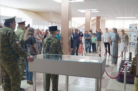 В Краснодоне открылась выставка, посвященная 5-летию начала военных действий в Донбассе