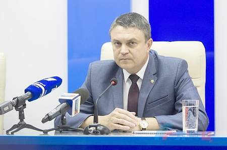 Глава ЛНР Леонид Пасечник пригласил Зеленского на переговоры в Луганск и гарантировал ему безопасность