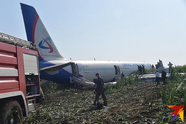 «Самое главное, что пилоты не дали разбиться»: В Крым прилетели первые пассажиры экстренно севшего в Подмосковье самолета