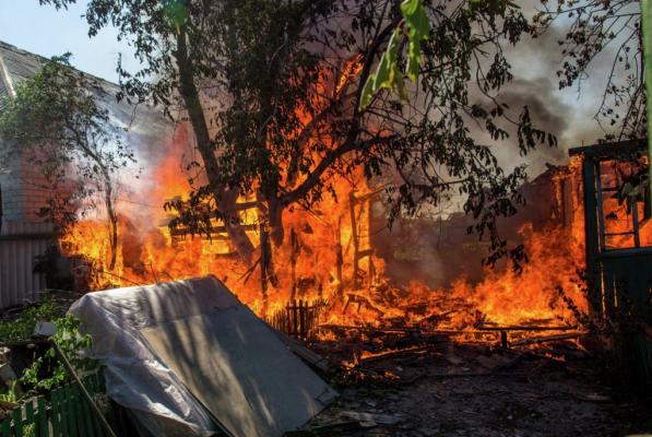 В результате обстрела боевиками ВСУ в Зайцево горит жилой дом