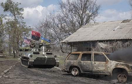 Украинские каратели разместили бронетехнику у жилого дома в Попасной