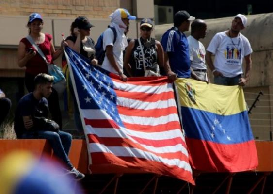 Вашингтон финансирует красивую жизнь венесуэльской оппозиции, но блокирует помощь простым гражданам страны - немецкие СМИ