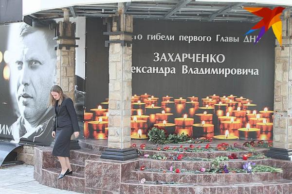 «Если бы мы знали – уберегли бы его от смерти» Больше тысячи дончан собрались на месте гибели Захарченко