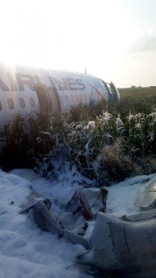 Самолет рейса Москва - Симферополь совершил жесткую посадку в поле после взлета из аэропорта Жуковский