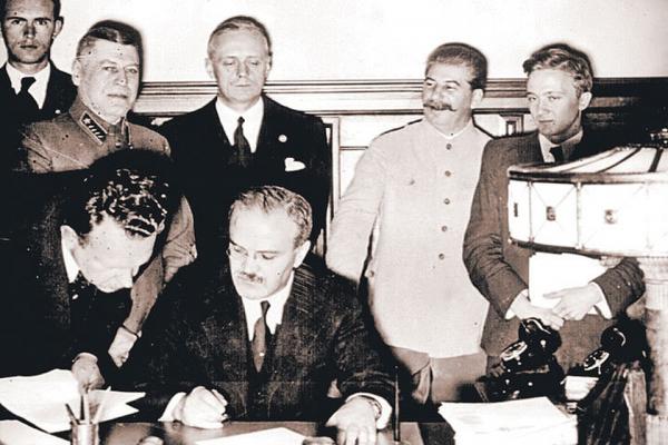 Сталин за Гитлера не пил. И пакт с ним заключил последним в Европе