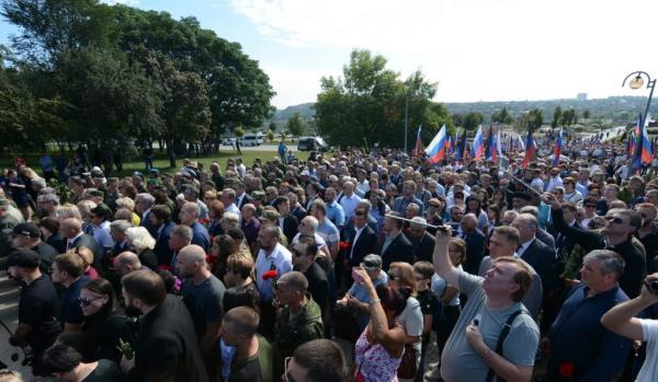 Годовщина гибели Захарченко – тысячи людей почтили память первого главы ДНР [Фото]