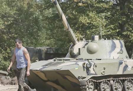 Украинские каратели перебросили в зону террористической "ООС" бронетехнику, зенитные комплексы, минометы