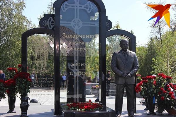 «Он не боялся смерти. Ему было с чем прийти к Богу» В Донецке почтили память Александра Захарченко у его могилы