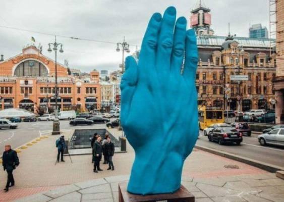 В Киеве демонтируют памятники времен «эпохи достоинства»