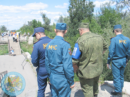 Сотрудники МЧС ЛНР начали проверку местности на предмет наличия взрывоопасных предметов у моста у Станицы Луганской перед восстановлением его разрушенного пролета.
