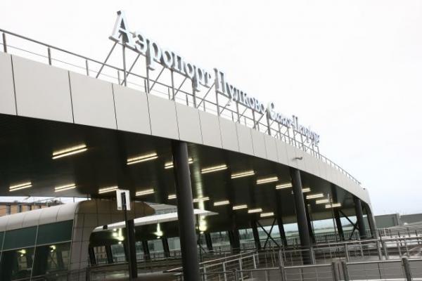 В аэропорту Пулково пожилая женщина упала с трапа