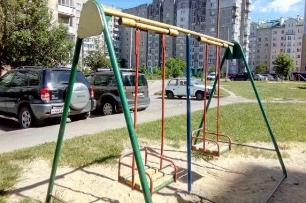 В Нижнем Новгороде упавшие качели сломали девочке позвоночник