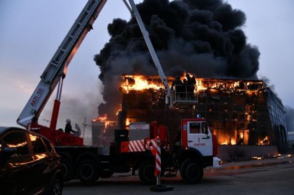 Прокуратура начала проверку по факту пожара в автосалоне в Кемерово